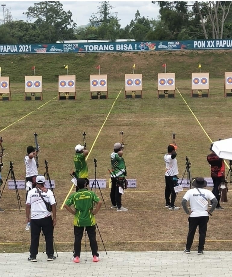 Nampak coach Sapriatno (kaos putih) berdiri di belakang Fitriansyah (kaos putih topi orange) ketika pertandingan semi final di lapangan panahan Kampung Harapan Sentani Jayapura Jum'at (1/10/2021)