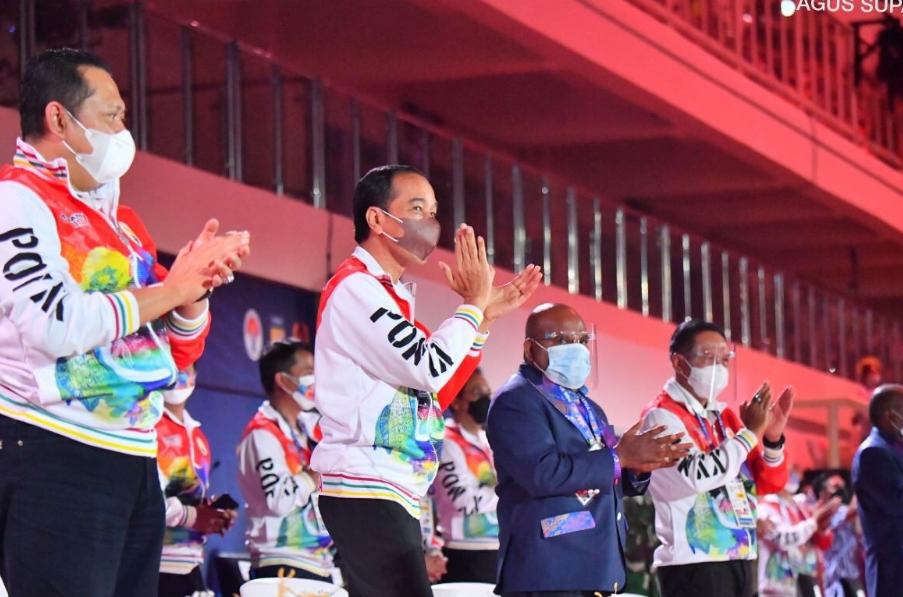 Presiden Republik Indonesia Joko Widodo (Jokowi) saat membuka Pekan Olahraga Nasional (PON) XX Papua di Stadion Lukas Enembe, Jayapura, Sabtu (2/10/2021) malam WITA