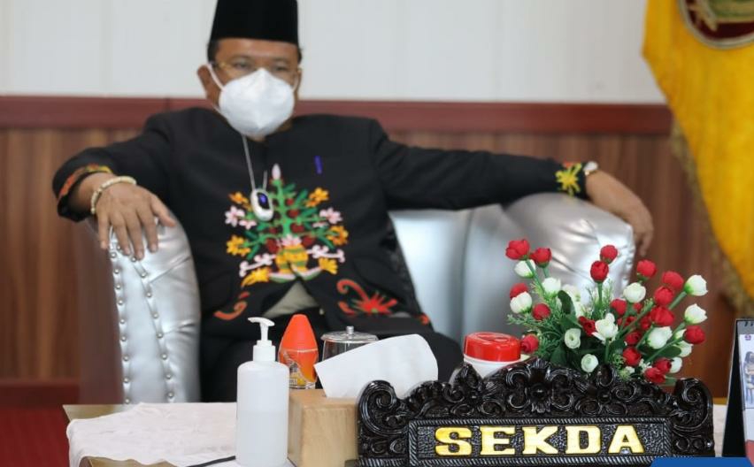 Pj. Sekretaris Daerah Provinsi Kalteng H. Nuryakin saat menghadiri secara virtual Peringatan Hari Jadi ke-62 Kabupaten Kotawaringin Barat Tahun 2021