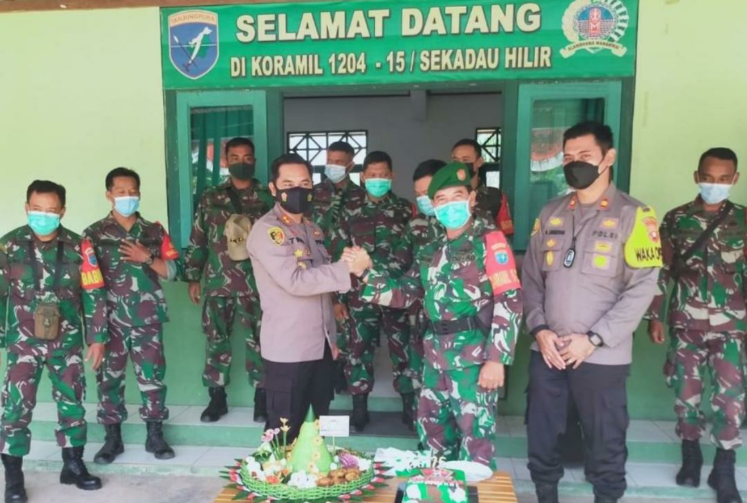 Kunjungan Kapolres Sekadau, AKBP K. Tri Panungko, S.I.K ke Koramil 1204-15/Sekadau Hilir dalam rangka HUT TNI ke-76