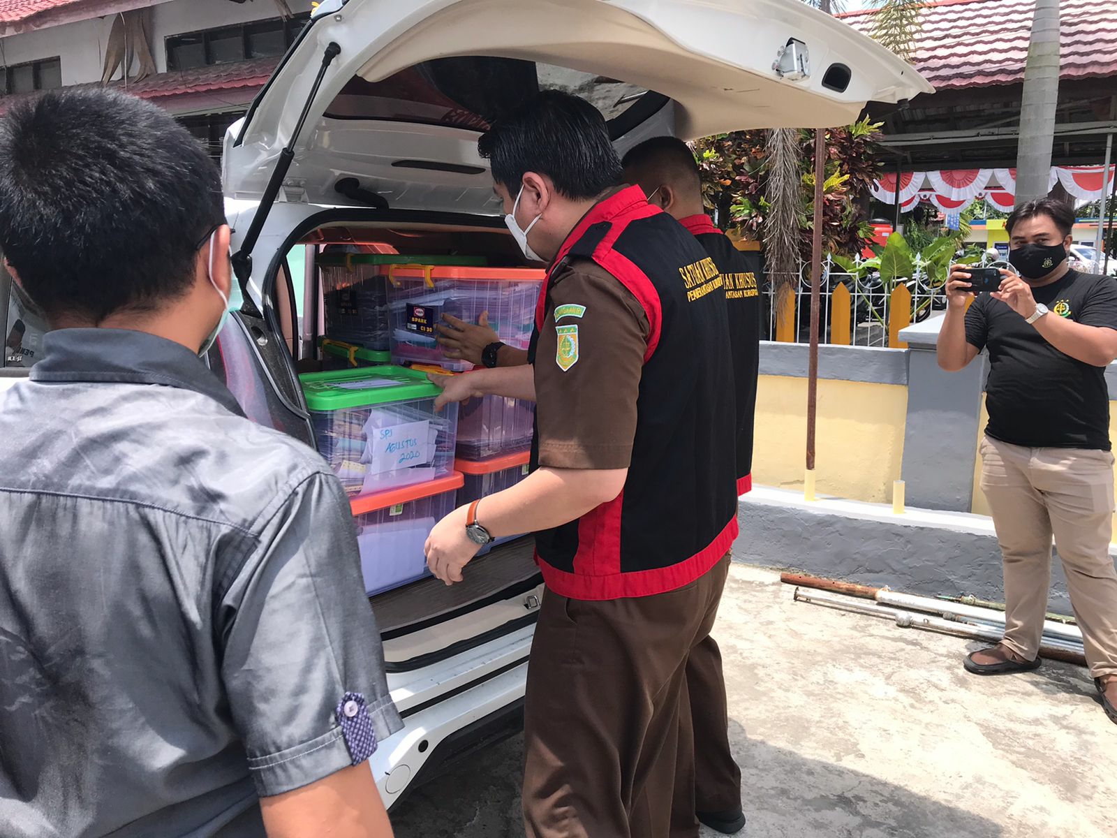 Kasi Pidsus Kajari Kapuas saat membawa barang bukti dari kantor KPU Kapuas