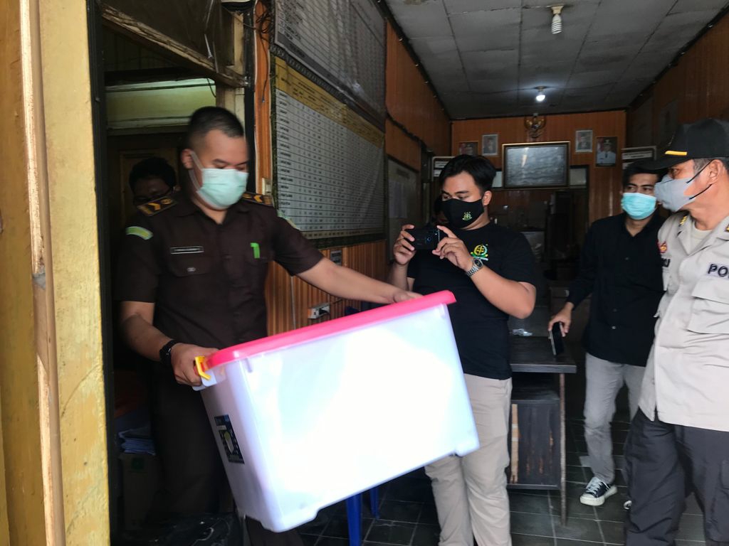 Tim penyidik membawa box berisi berkas dan dokumen dari salah satu ruangan KPU Kapuas