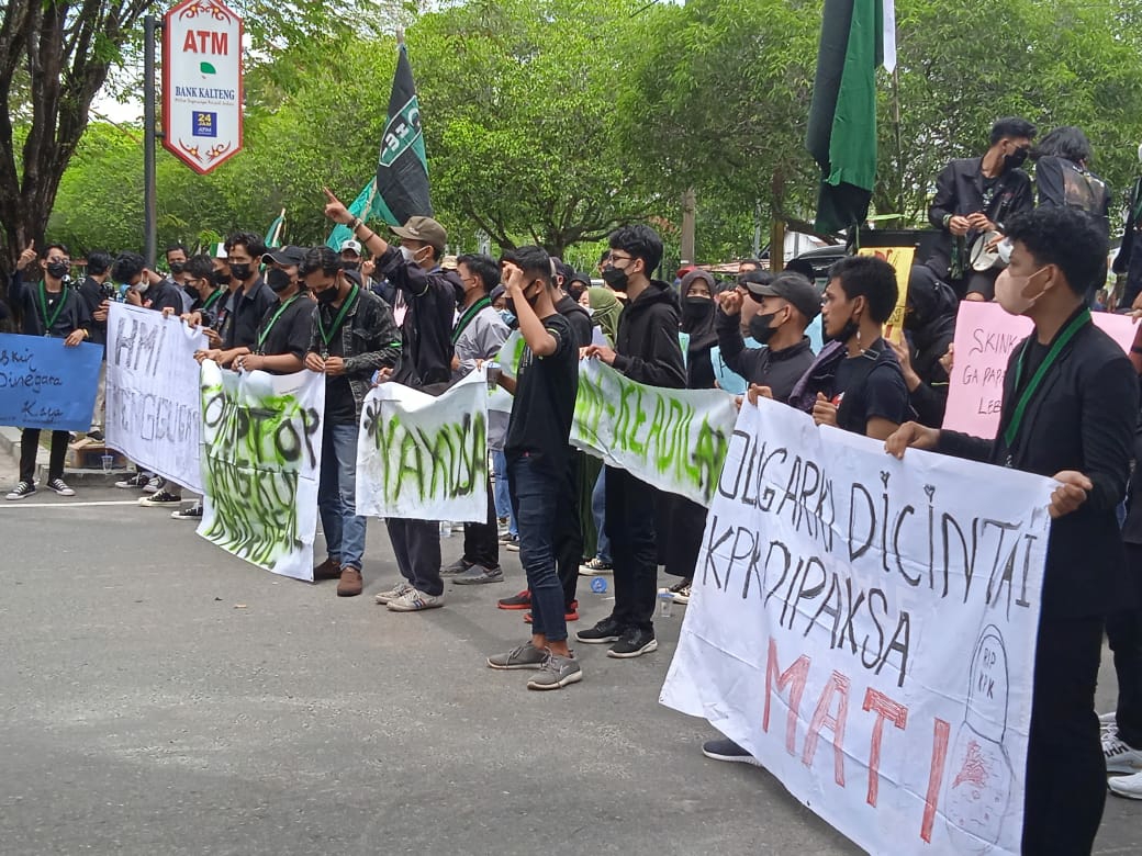 Aksi yang dilakukan oleh Mahasiswa IAIN Palangka Raya, di depan Kantor Dinas Pendidikan Provinsi Kalimantan Tengah