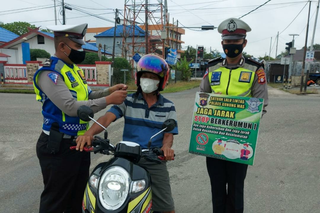 Satlantas Polres Gumas saat lakukan sosialisasi dan edukasi protokol kesehatan dan kepatuhan pakai masker kepada pengendara motor