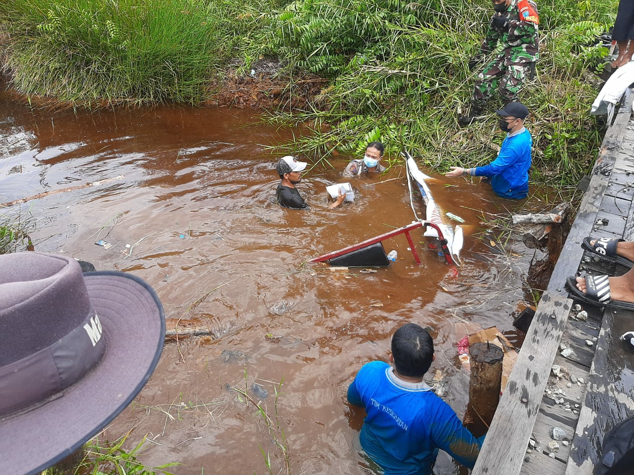 Tim vaksinasi saat mengalami insiden ketika melakukan kegiatan vaksinasi ke beberapa desa