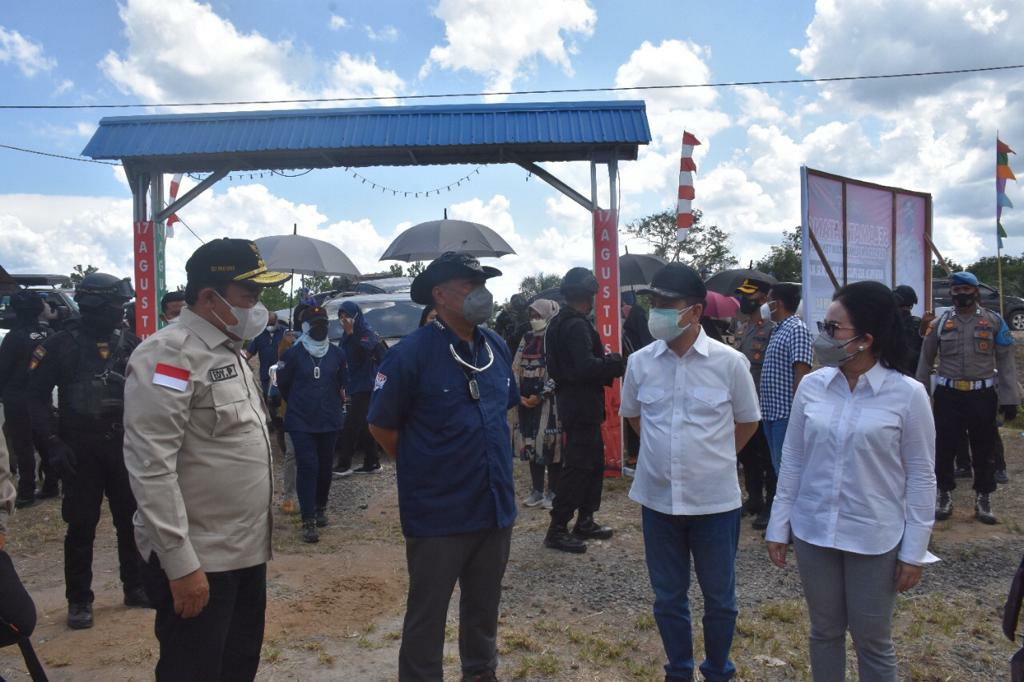 Kapolda bersama Wagub Kalteng dan Bupati saat berbincang dalam kunjungan ke Desa Makmur 