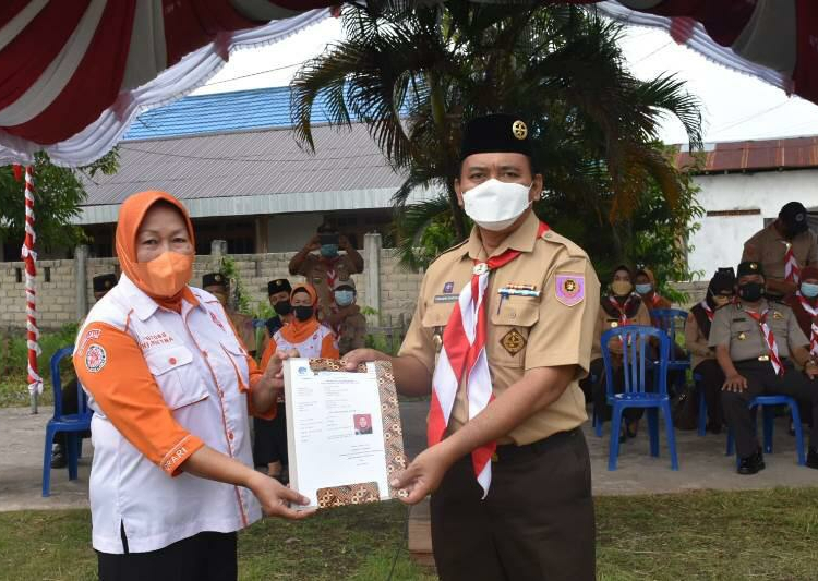 Ketua Kwarcab Gerakan Pramuka Kapuas, H. Suwarno Muriyat saat menerima Surat Izin Mengudara dari Orari Lokal Kapuas yang diserahkan Bidang Pembinaan, Hj. Rietna