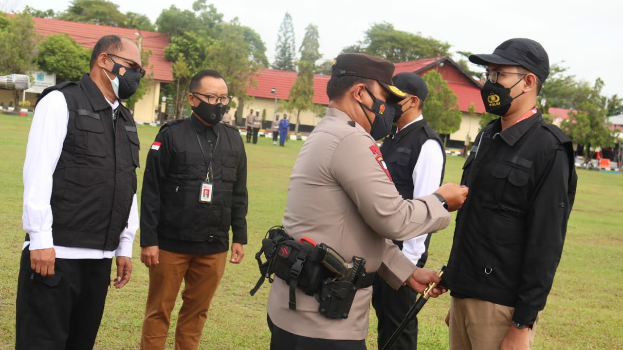 Kapolda Irjen Pol Dedi Prasetyo mengukuhkan tim berantas pinjol ilegal 
