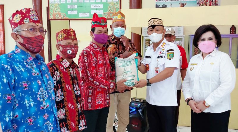 DAD Kalteng membagikan ratusan sembako kepada para Damang, Mantir dan Tokoh Adat, yang ada di wilayah Kabupaten Barito Selatan