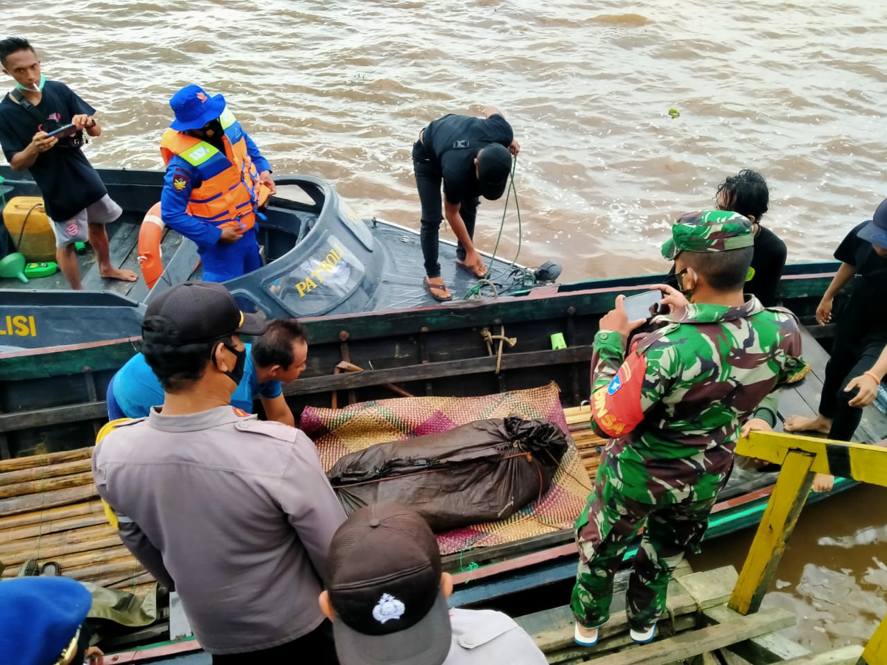 Darlan (45) warga RT 03 Desa Pematang, Kecamatan Kapuas Kuala, Kabupaten Kapuas saat ditemukan tewas mengapung di DAS Kapuas Muara belum lama ini