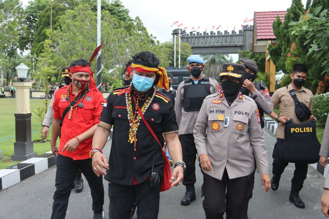 Wakapolda Brigjen Pol Ida Oetari bersama perwakilan massa saat hendak melaksanakan mediasi