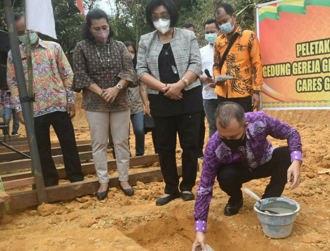 Bupati Gunung Mas Jaya Samaya Monong saat melakukan peletakan batu pertama Gedung Gereja Kalimantan Evangelis (GKE) Desa Jalemu Masulan, wilayah Kecamatan Rungan Barat, Minggu (24/10/2021)