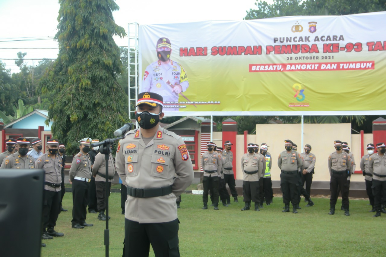 Jajaran Kepolisian Resor (Polres) Barito Timur, bersama sejumlah Organisasi Kepemudaan (OKP) dan Organisasi Masyarakat (Ormas) saat mengikuti Upacara Hari Sumpah Pemuda (HSP) ke-93 yang dilaksanakan Polda Kalimantan Tengah secara virtual, Kamis (28/10/2021)