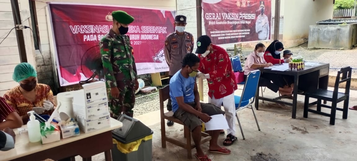 Warga saat mengikuti vaksinasi di garasi Polsek Kapuas Hulu