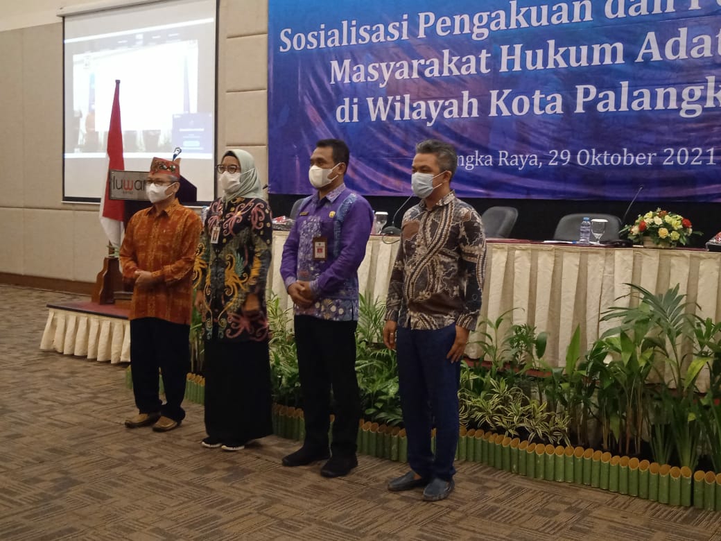 Foto bersama Ketua Yayasan Borneo Nature Indonesia pada acara Sosialisasi Pengakuan dan Perlindungan MHA