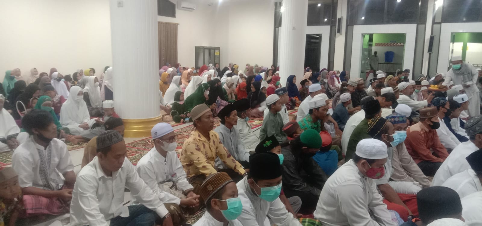 Asisten II Setda Katingan, Ahmad Rubama bersama Ratusan kaum muslimin dan muslimat Kasongan dan sekitarnya hadiri Peringatan Maulid Nabi besar Muhammad SAW, Jum'at malam (22 Rabiul Awal 1443 H)