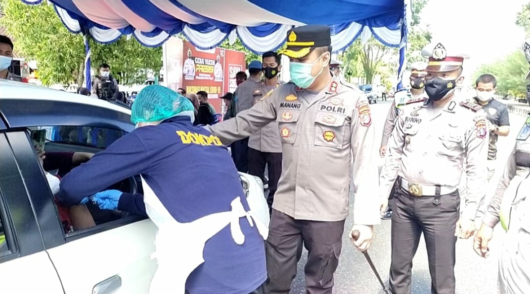 Kasatlantas saat mendampingi Kapolres Kapuas dalam rangka kegiatan vaksinasi Drive Thru