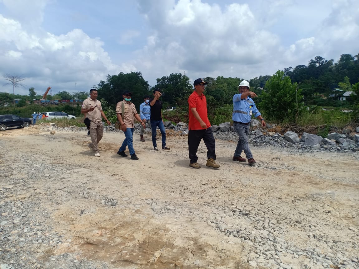 Wabup Katingan Sunardi NT Litang saat mengunjungi lokasi PT. KBK di Desa Tumbang Mirahkalanaman Kecamatan Katingan Tengah, Kamis (14/10/2021)