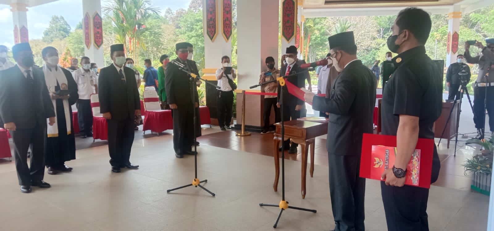 Bupati Katingan Sakariyas, SE., saat melantik tiga penjabat tinggi pratama di lingkungan Pemkab Katingan, Rabu pagi (6/10/2021) kemarin, di depan kantor Bupati setempat