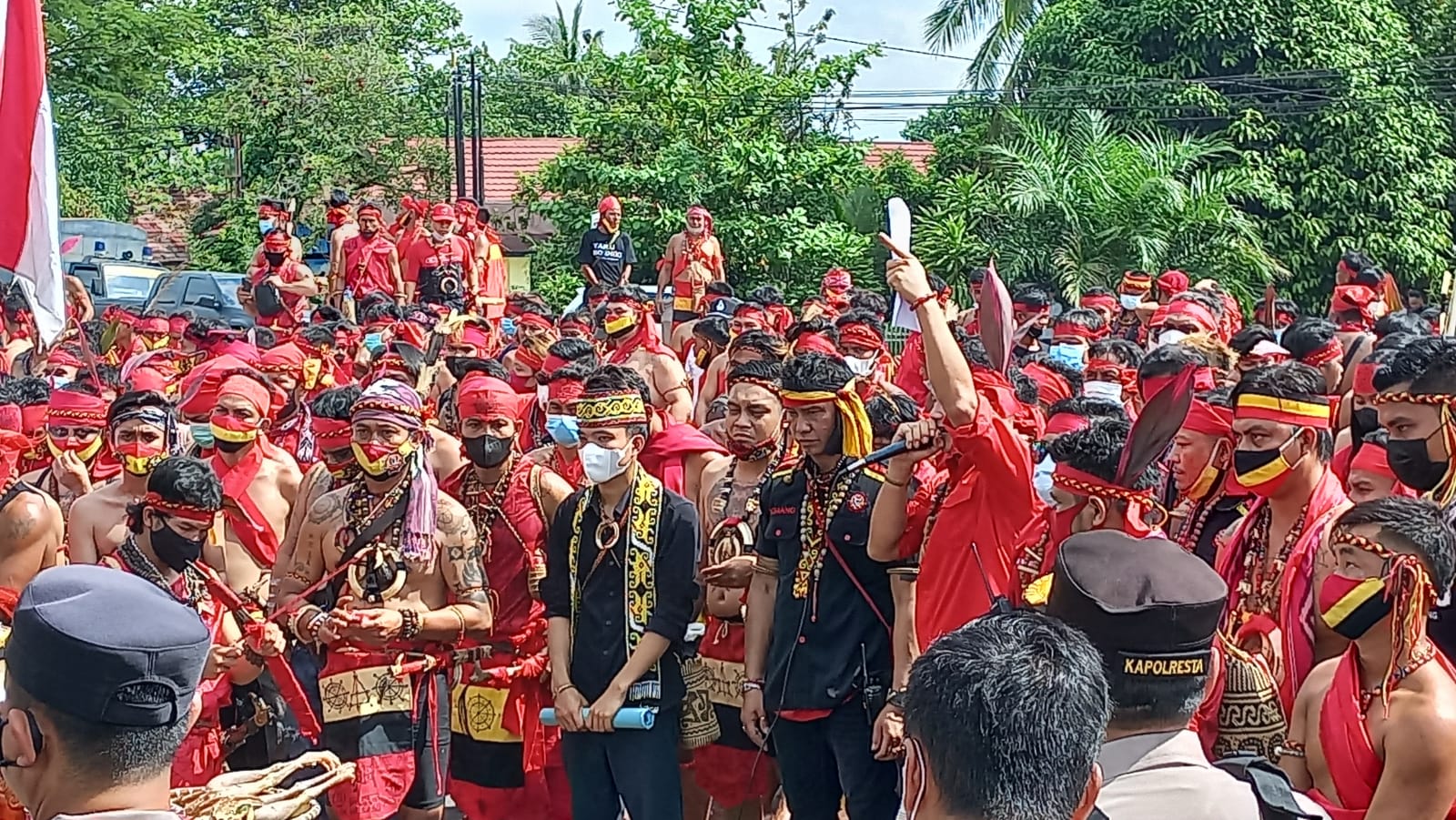 Ratusan massa TBBR saat berada di depan Polda Kalteng 