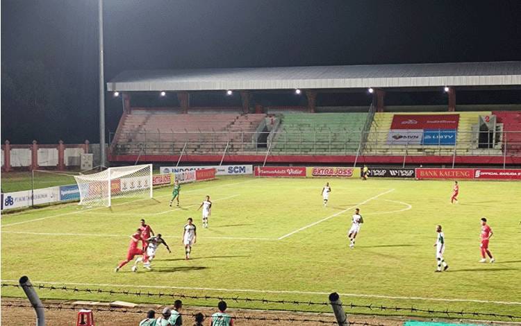 Pertandingan Kalteng Putra melawan Persewar Waropen di Stadion Tuah Pahoe