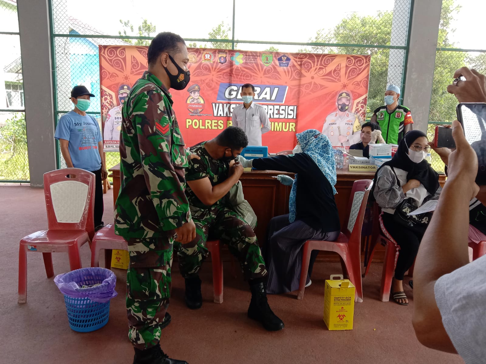 Pelaksanaan vaksin yang dilakukan Gerai Vaksin Presisi Polres Barito Timur di Lapangan Tenis Indoor Tamiang Layang