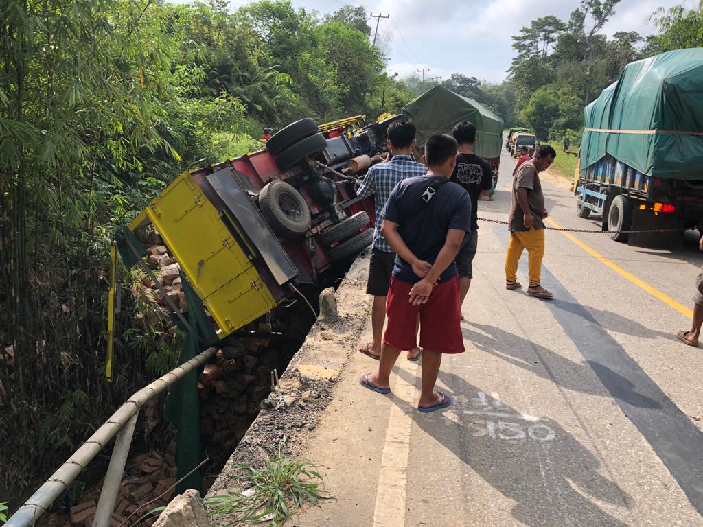 Truk yang yang mengalami Laka Tunggal di Bokak Sebumbun