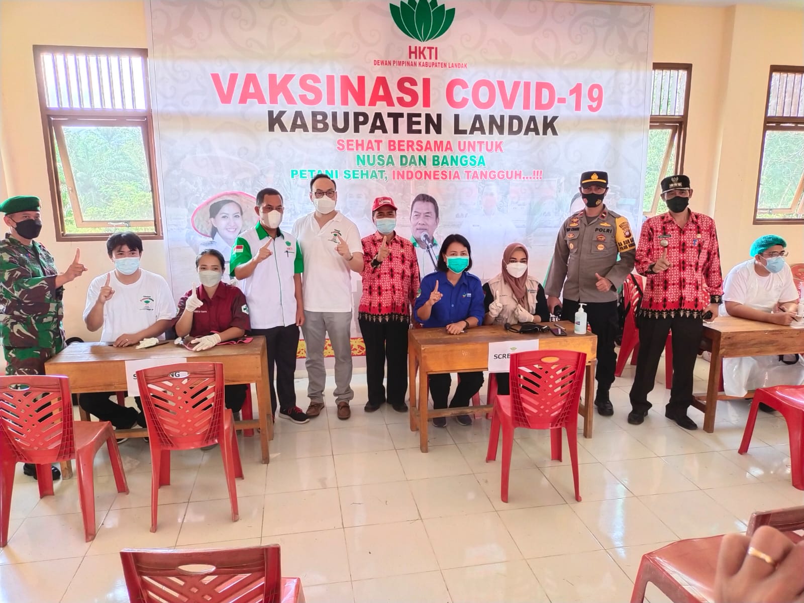 Pelaksanaan vaksinasi di lokasi SMA Pak Kasih Sidas di Desa Sidas Kecamatan Sengah Temila Kabupaten Landak, Jumat (29/10/2021)