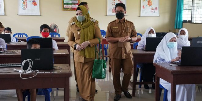 Wakil Wali Kota Palangka Raya, Hj. Umi Mastikah saat meninjau Pelaksanaan Asesmen Nasional Berbasis Komputer (ANBK)