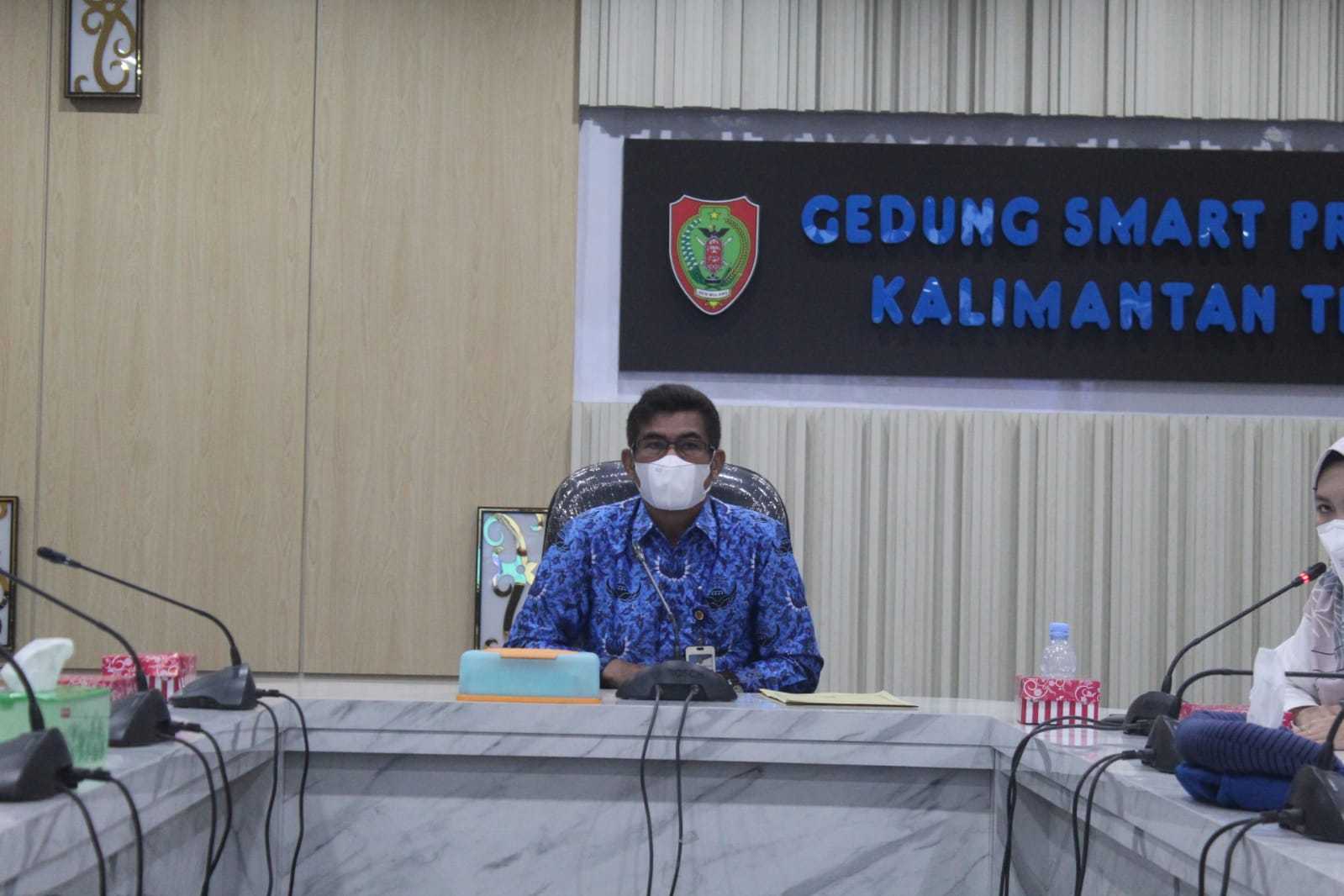 Plt. Kepala Diskominfosantik Prov. Kalteng Agus Siswadi saat menjadi Keynote Speaker pada Webinar Bimbingan Teknis Penyusunan Dupak dan Pengenalan Ikatan Pranata Humas