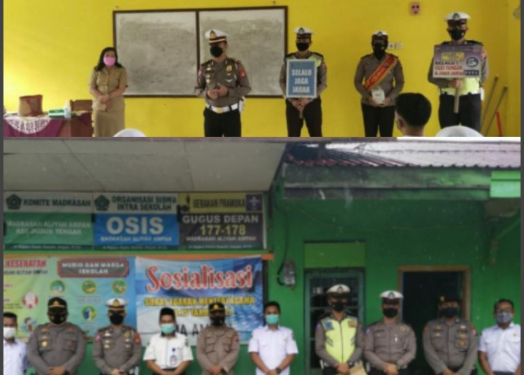 Jajaran Kepolisian Resor Barito Timur melalui Satuan Lalulintas (Satlantas) saat memastikan kegiatan Pembelajaran Tatap Muka (PTM) di SMAN 1 Dusun Tengah dan Madrasah Aliah (MA) Ampah menerapkan Protokol Kesehatan (Prokes)