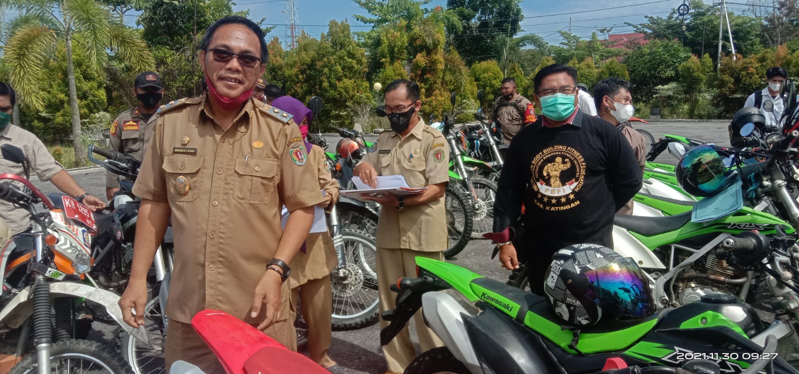 Wabup Katingan Sunardi NT Litang saat mengecek puluhan kendaraan roda dua jenis trail, pengadaan Pemkab Katingan, Selasa pagi (30/11/2021) tadi, di halaman kantor Dinas BKAD Kabupaten Katingan