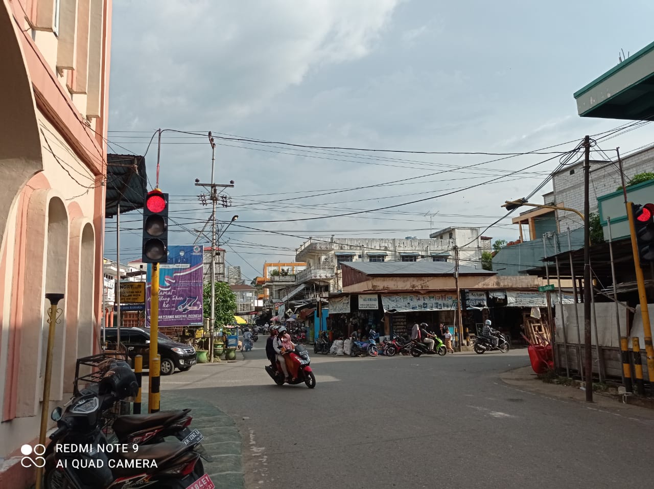 Alat pemberi isyarat lalu lintas (APILL) atau biasa disebut lampu merah yang terletak di Jalan Sengaji Simpang 4 lampu merah Kel. Melayu Kec. Teweh Tengah