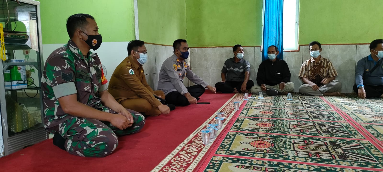 Kapolsek Kapuas Timur saat menyampaikan beberapa hal terkait vaksinasi di ruang Langgar Nurul Hikmah Handel Lencong