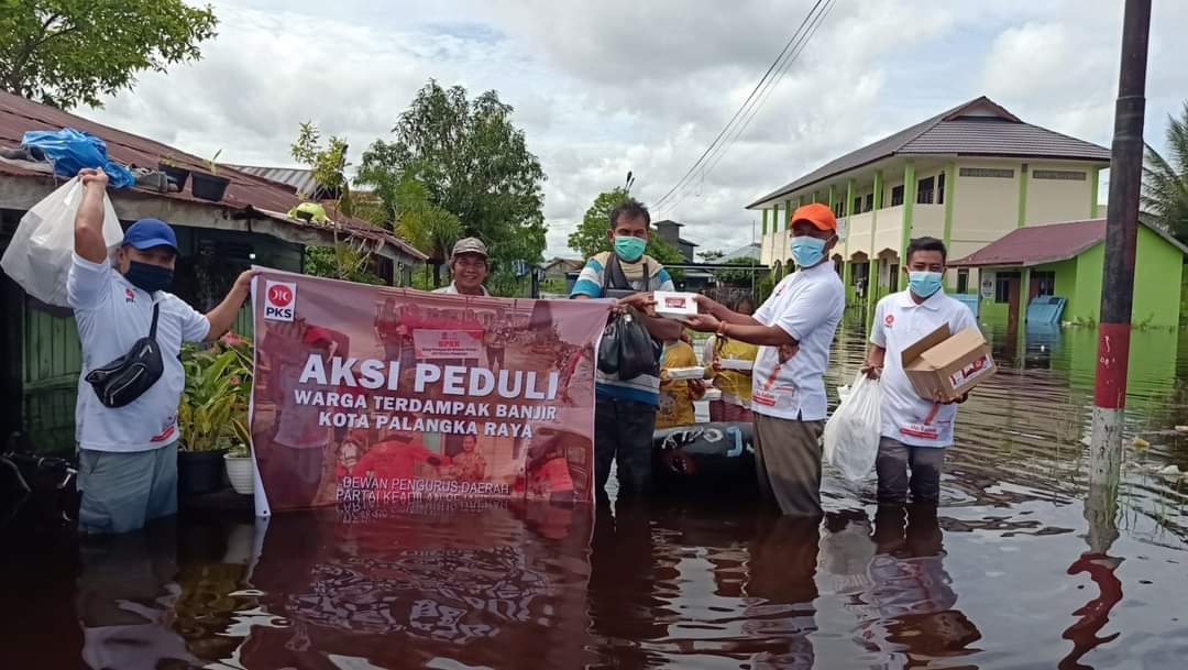 Relawan PKS Palangka Raya saat bantu warga terdampak banjir