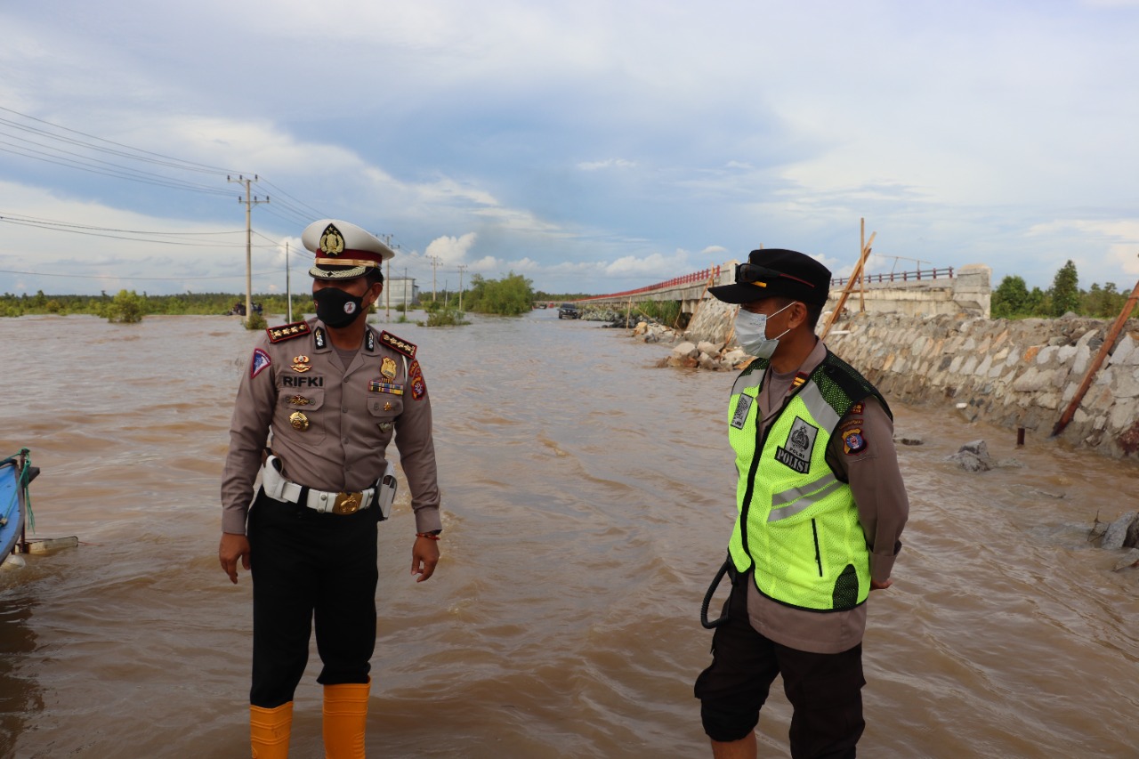 Dirlantas Kombes Pol Rifki ketika terjun ke lokasi bencana banjir di Bukit Rawi