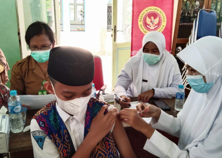 Vaksinasi massal pelajar di MTsN Buntok, Senin (22/11/2021) yang dilaksanakan BIN Daerah Kalimantan Tengah