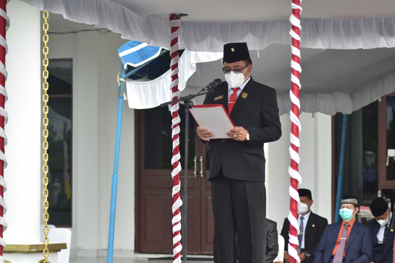 Bupati Gunung Mas Jaya Samaya Monong saat menjadi pembina upacara peringatan Hari Pahlawan di halaman Kantor Bupati Gunung Mas, Rabu (10/11/2021)