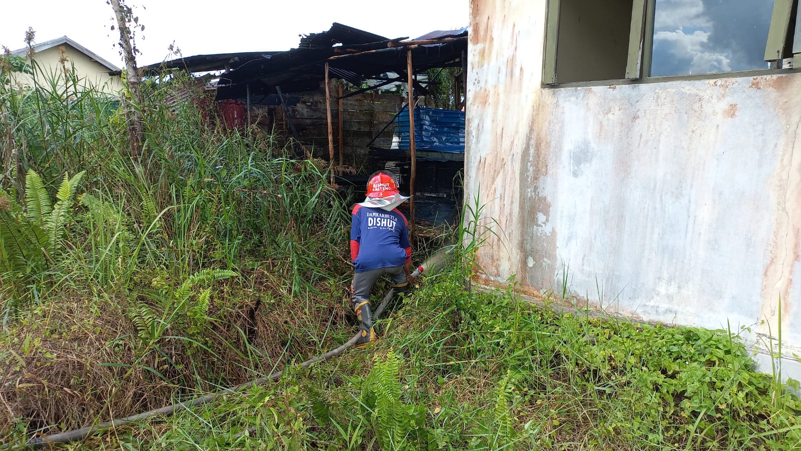 Personel ERP Palangka Raya memadamkan api di lokasi kejadian