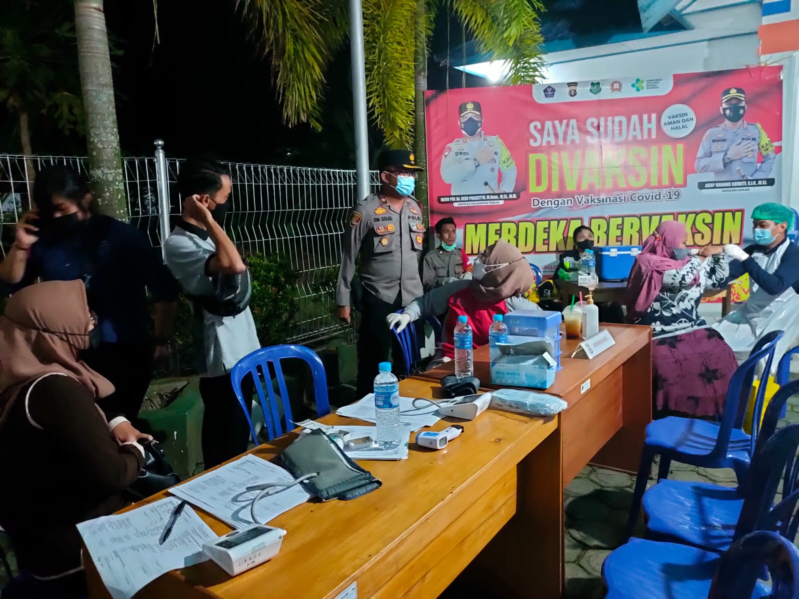 Warga saat mengikuti vaksinasi yang dilaksanakan oleh Polres Kapuas