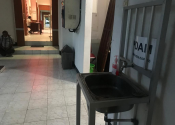Keran air bersih dari PDAM yang tidak mengalir di salah satu kantor di Kabupaten Kapuas