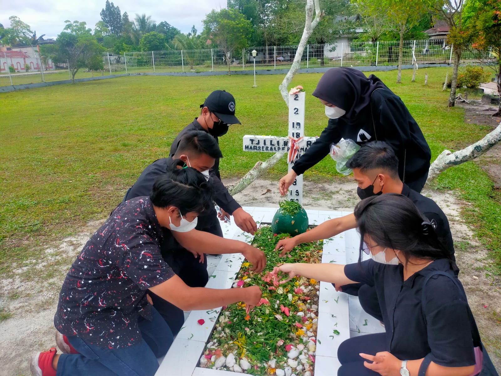 Pengurus HMJ Akuntansi UPR melakukan tabur bunga di Makam Tjilik Riwut