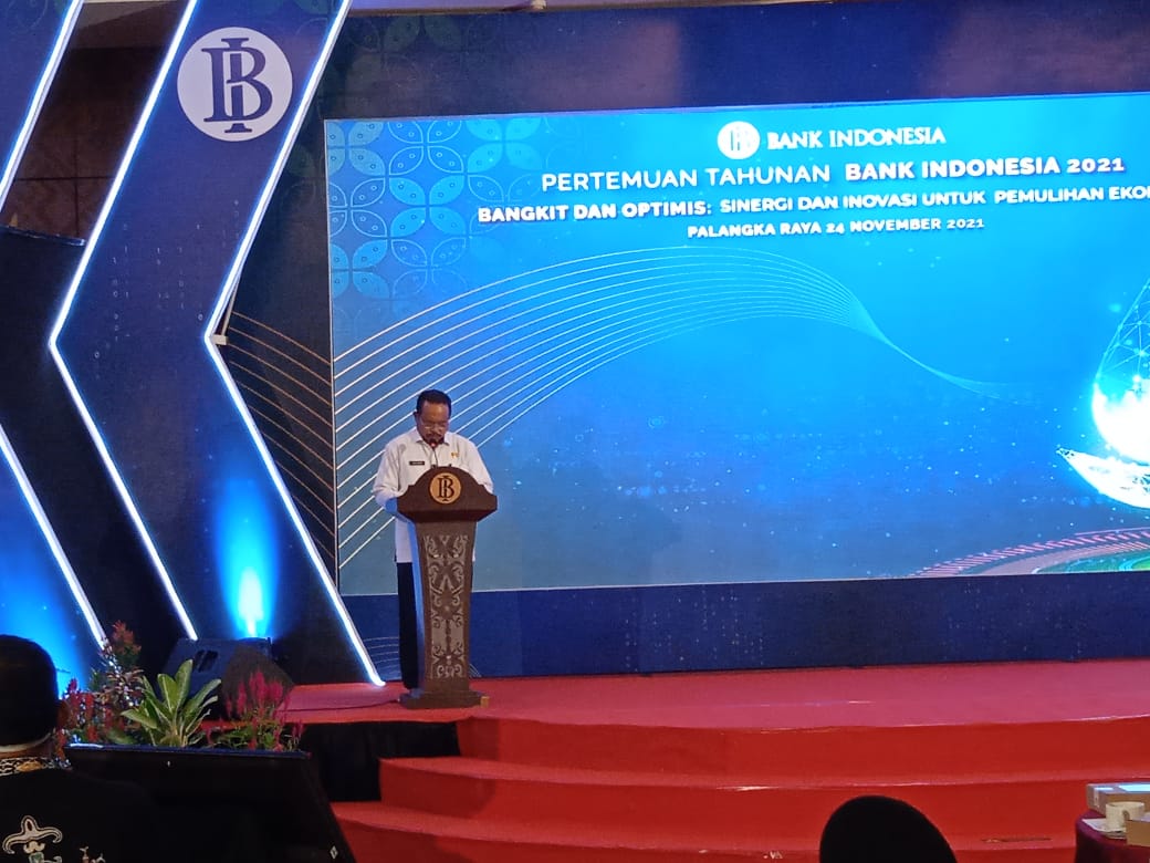 H. Nuryakin pada saat menyampaikan sambutan Gubernur Kalteng, H. Sugianto Sabran dalam acara pertemuan tahunan Bank Indonesia 2021