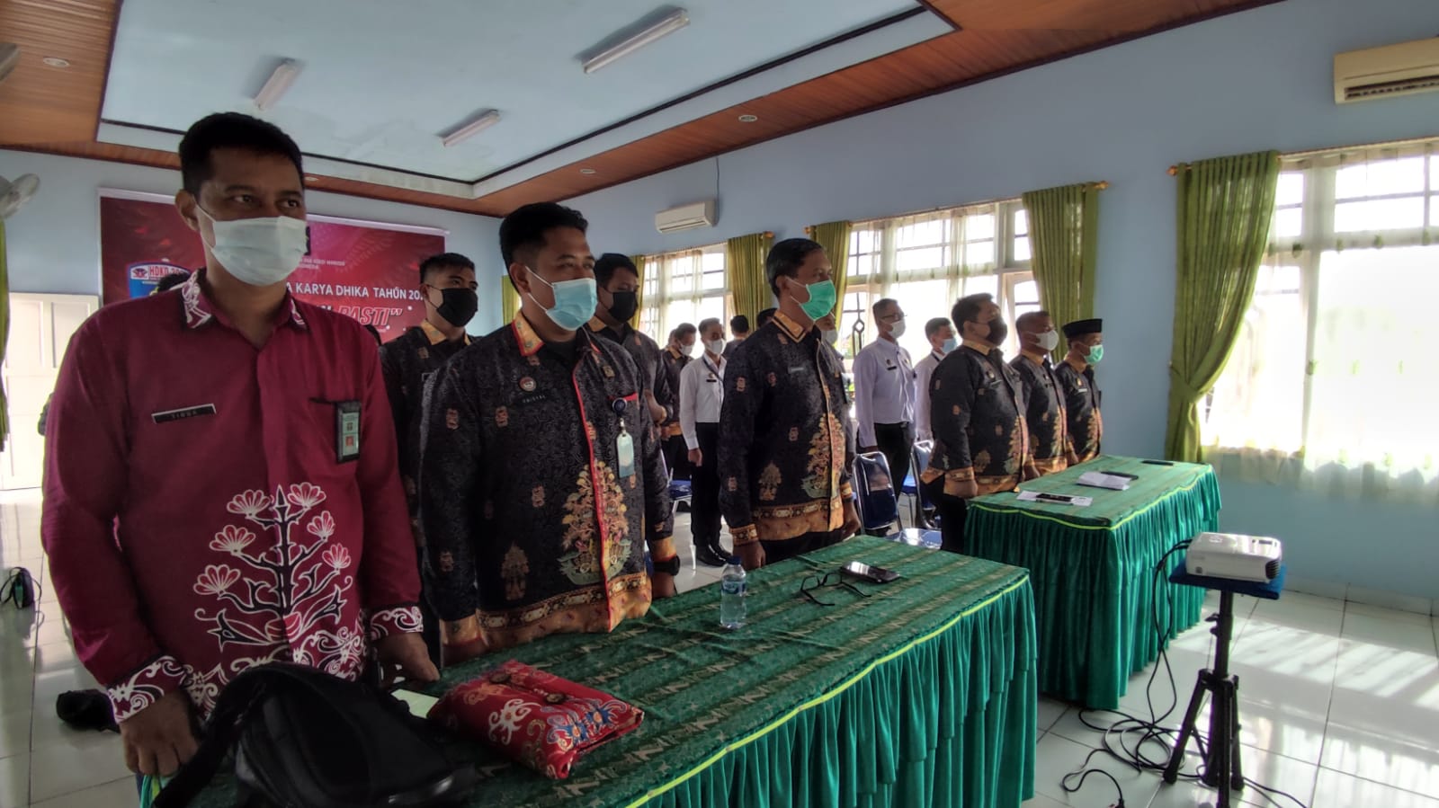 Kalapas Palangka Raya Chandran Lestyono bersama pegawai ketika mengikuti peringatan Maulid Nabi secara virtual