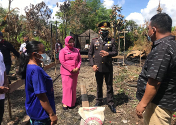Kapolres Kapuas AKBP Manang Soebeti bersama istri saat melihat langsung pembangunan rumah korban kebakaran