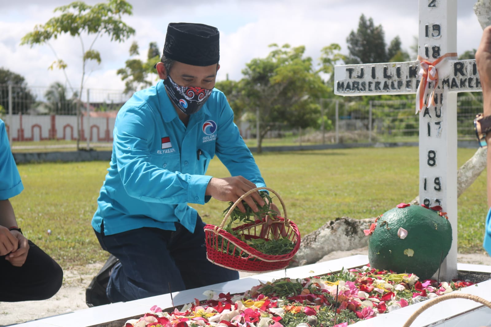 Ketua DPW Gelora Indonesia, Elyas pada saat melakukan Tabur Bunga di Makam Tjilik Riwut