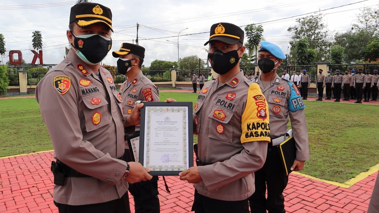 Kapolres Kapuas menyerahkan penghargaan kepada Kapolsek Basarang