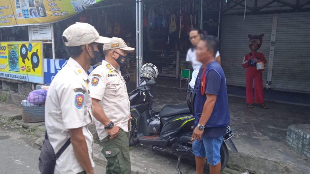 Personil Polpp saat mendatangi salah satu orang diduga preman di pasar Kapuas