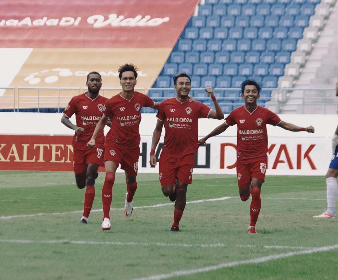 Foto pemain Kalteng Putra saat bermain melawan PSBS Biak di Stadion Batakan, Kaltim