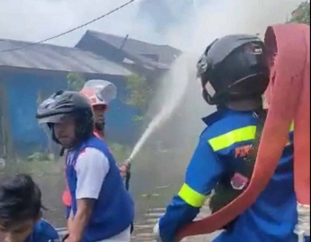 Relawan pemadam kebakaran saat melakukan penyemprotan untuk memadamkan api